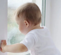 Открытое окно - опасность для ребенка.